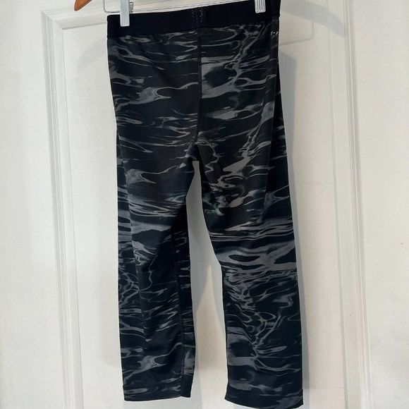Nike Pro cropped leggings, black and gray pattern, Size Medium - Picture 4 of 5